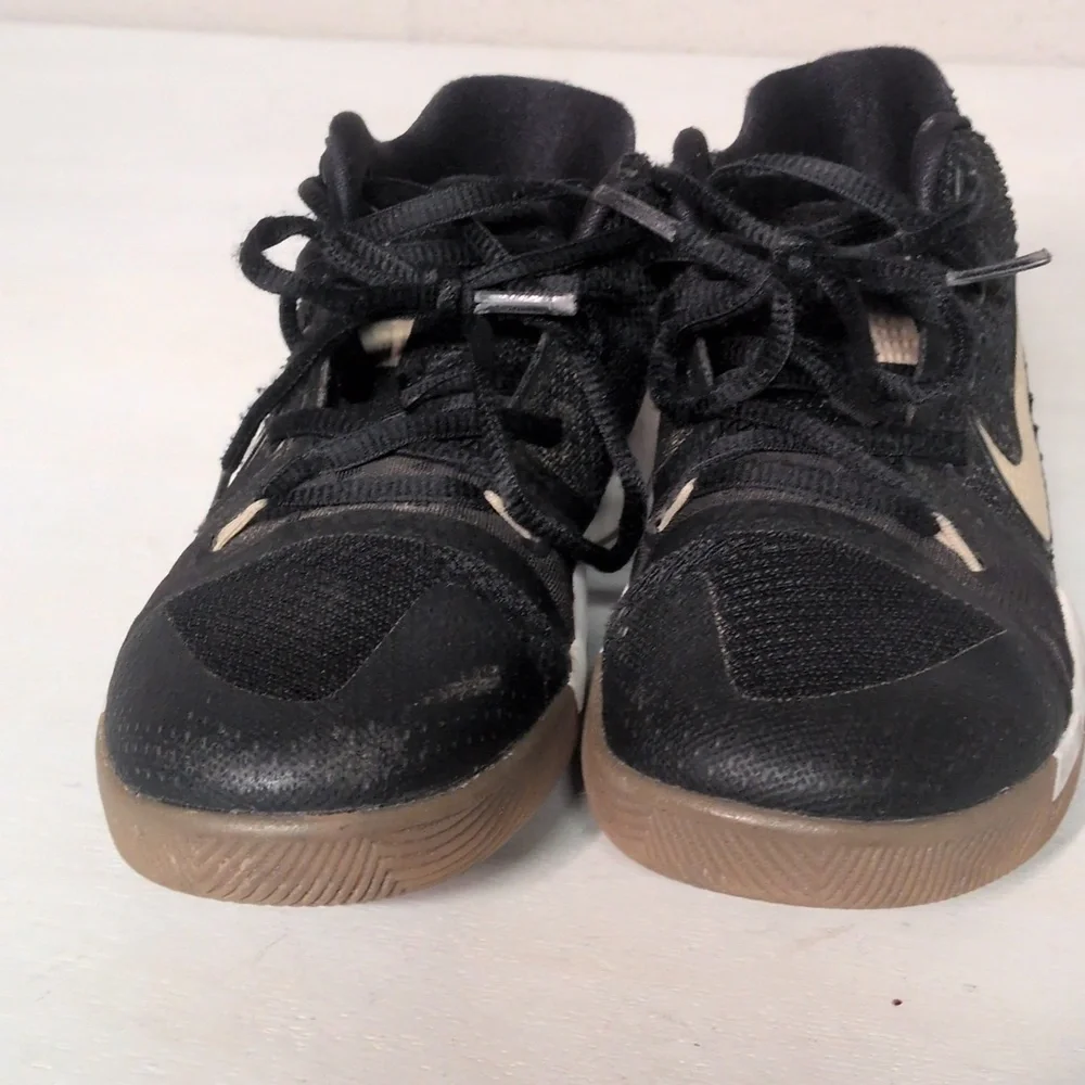 Nike Kyrie III Badge of Honor Basketball Shoes Black Gum Youth Size 1.5